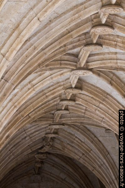 Clés de voûte du couloir supérieur du cloître du Mosteiro dos Jerónimos. Photo © André M. Winter
