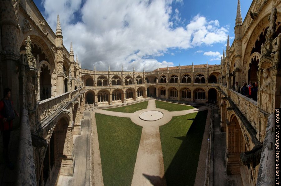 Vue diagonale du premier étage du cloître du Mosteiro dos Jerónimos. Photo © André M. Winter