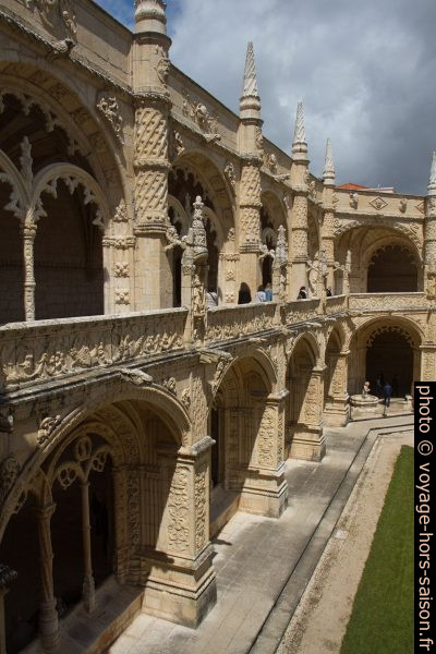 Comparaison des deux étages du cloître du Monastère des Hiéronymites. Photo © Alex Medwedeff