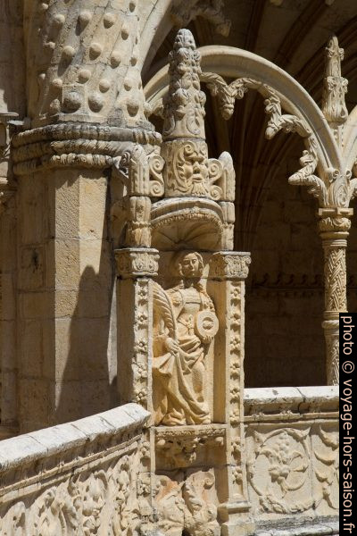 Figures et arc de l'étage supérieur du Mosteiro dos Jerónimos. Photo © Alex Medwedeff