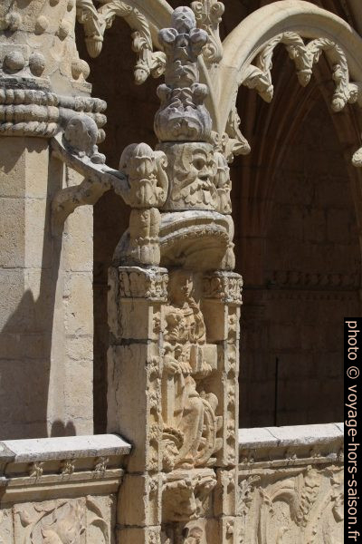 Figures et arc de l'étage supérieur du Mosteiro dos Jerónimos. Photo © André M. Winter