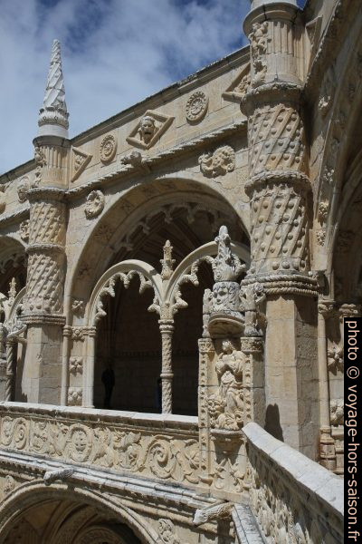Les arcades de l'étage supérieure du Mosteiro dos Jerónimos. Photo © Alex Medwedeff