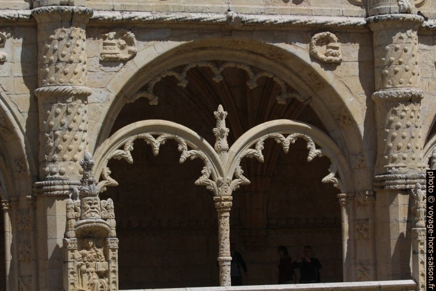 Remplage d'une arcade de l'étage haut du cloître du Mosteiro dos Jerónimos. Photo © André M. Winter