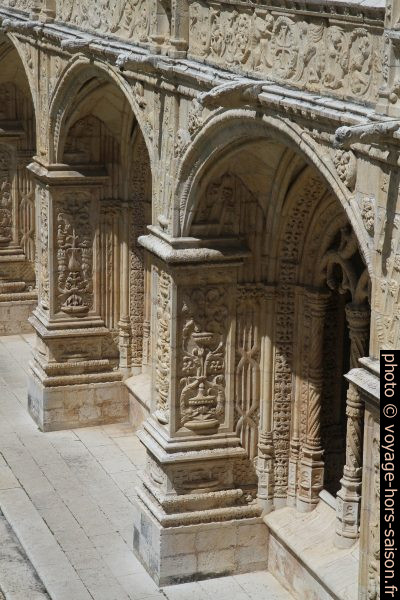 Arcades décorées de l'étage bas du cloître du Monastère des Hiéronymites. Photo © Alex Medwedeff