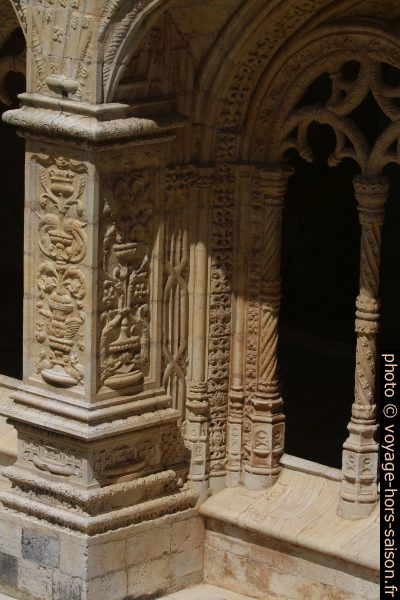 Détail du décor des arcades basses du cloître du Monastère des Hiéronymites. Photo © André M. Winter