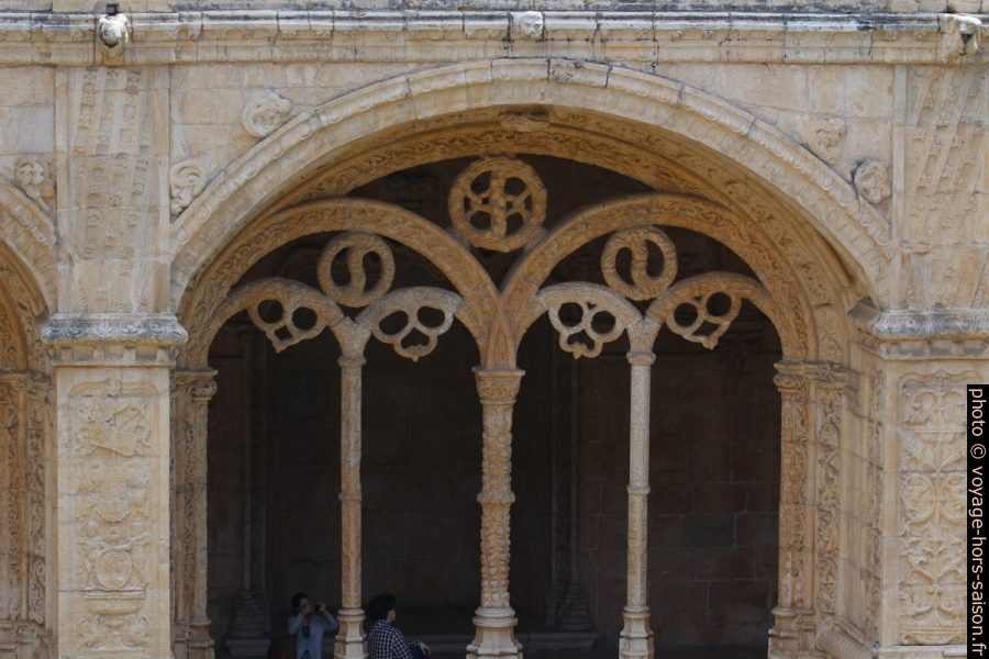 Remplage d'une arcade basse du cloître du Monastère des Hiéronymites. Photo © André M. Winter
