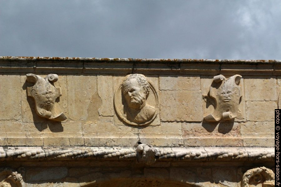 Têtes et monstres sur la frise de l'étage supérieure du Mosteiro dos Jerónimos. Photo © André M. Winter