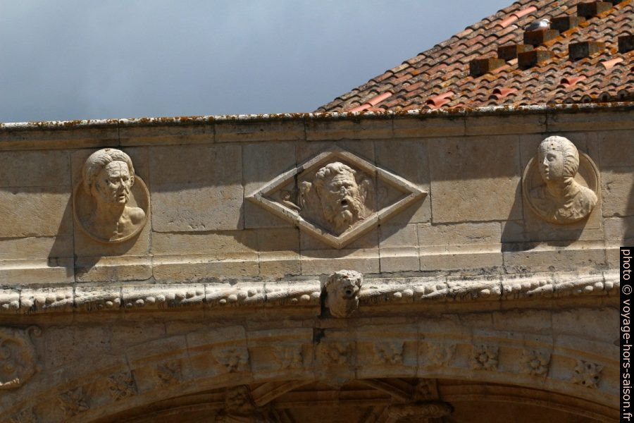 Têtes sur la frise de l'étage supérieure du Mosteiro dos Jerónimos. Photo © André M. Winter