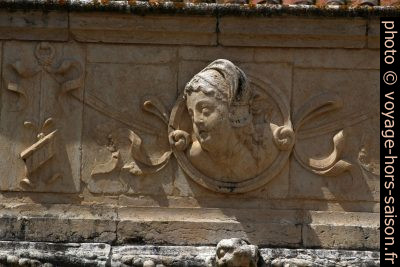 Tête de femme sur la frise de l'étage supérieure du Mosteiro dos Jerónimos. Photo © André M. Winter