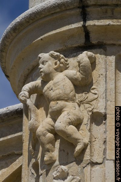 Ange dodu de l'étage supérieure du Monastère des Hiéronymites. Photo © André M. Winter
