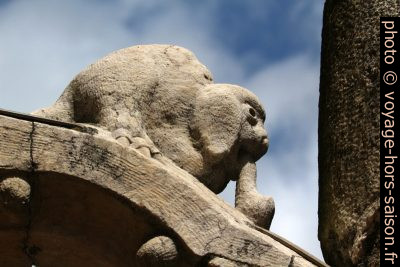 Un monstre de l'étage supérieure du Monastère des Hiéronymites. Photo © André M. Winter