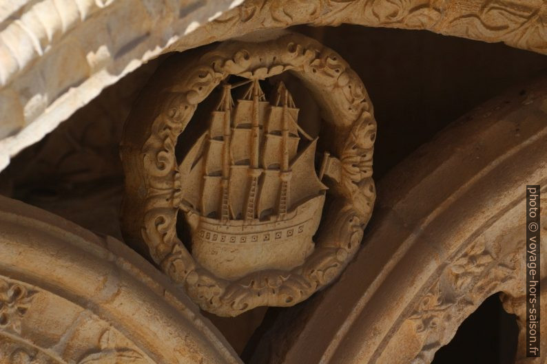 Un galion représentée à l'étage supérieure du Monastère des Hiéronymites. Photo © André M. Winter