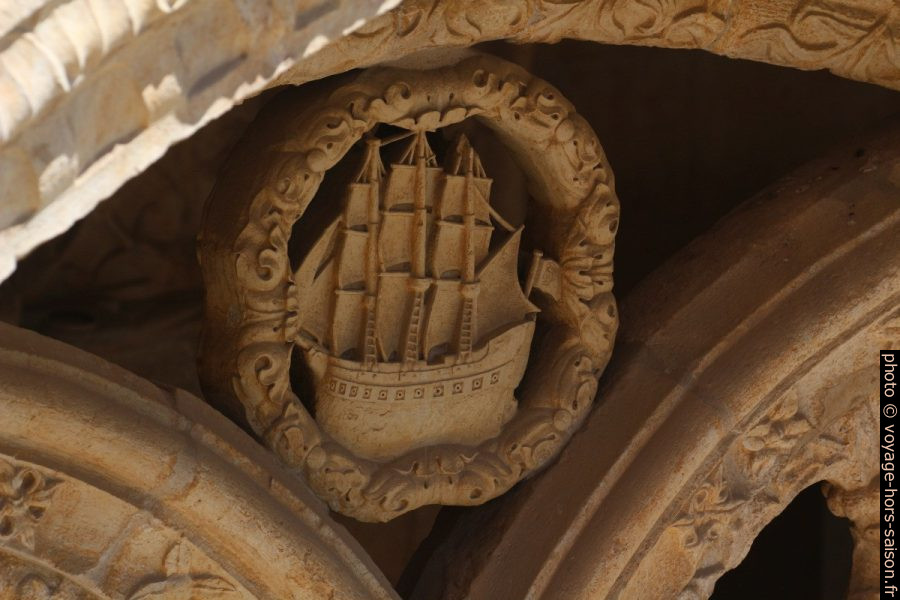 Un galion représentée à l'étage supérieure du Monastère des Hiéronymites. Photo © André M. Winter