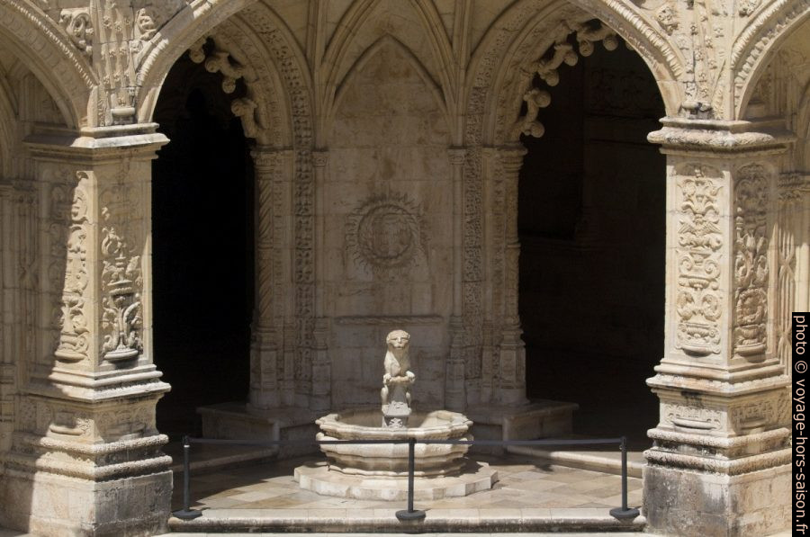 Fonte de leão do Mosteiro dos Jerónimos. Photo © André M. Winter