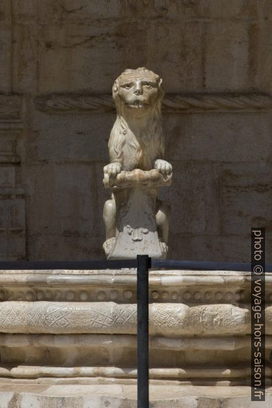 Fontaine du lion dans le cloître du Monastère des Hiéronymites. Photo © André M. Winter