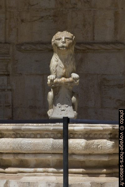 Fontaine du lion dans le cloître du Monastère des Hiéronymites. Photo © André M. Winter