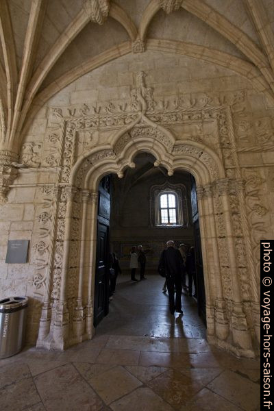 Porte du réfectoire dans le cloître du Monastère des Hiéronymites. Photo © André M. Winter