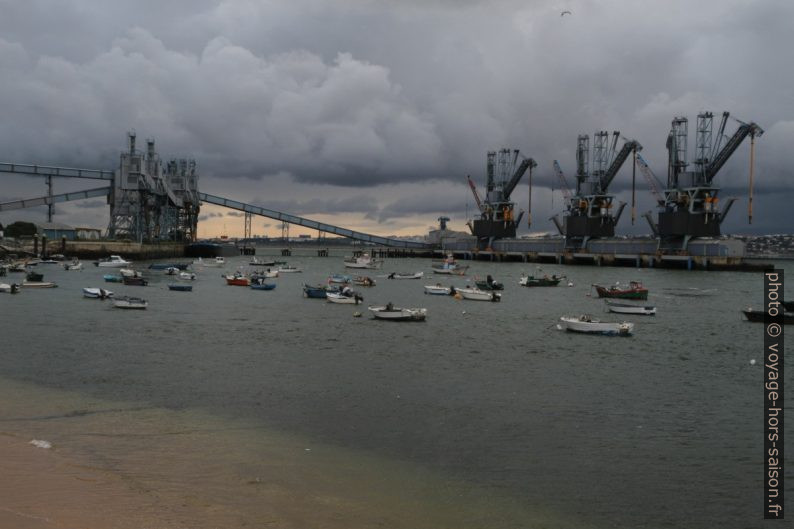 Terminal maritime de céréales de Trafaria. Photo © Alex Medwedeff