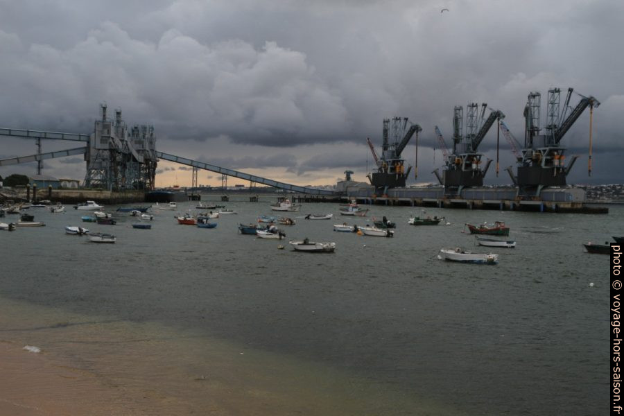 Terminal maritime de céréales de Trafaria. Photo © Alex Medwedeff