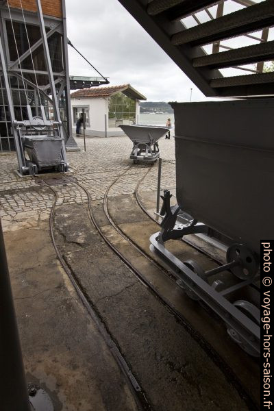 Berlines et rails d'acheminement de la Central Tejo. Photo © André M. Winter
