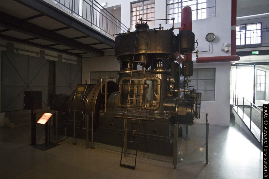 Générateur électrique de 1925 exposé dans la Central Tejo. Photo © André M. Winter