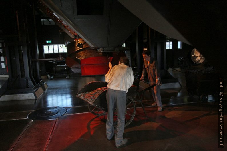 Récupération des cendres sous les chaudières à charbon. Photo © André M. Winter