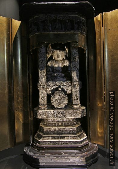 Châsse de Shibayama avec un Buddha assis. Photo © André M. Winter