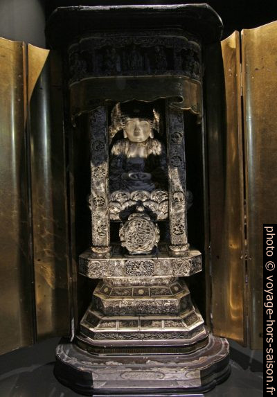 Châsse de Shibayama avec un Buddha assis. Photo © André M. Winter