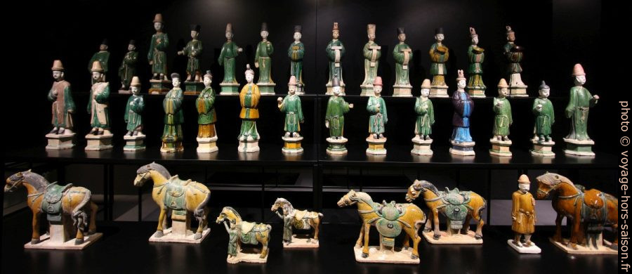 Statuettes de terre cuite ayant servi d'offrandes mortuaires. Photo © André M. Winter