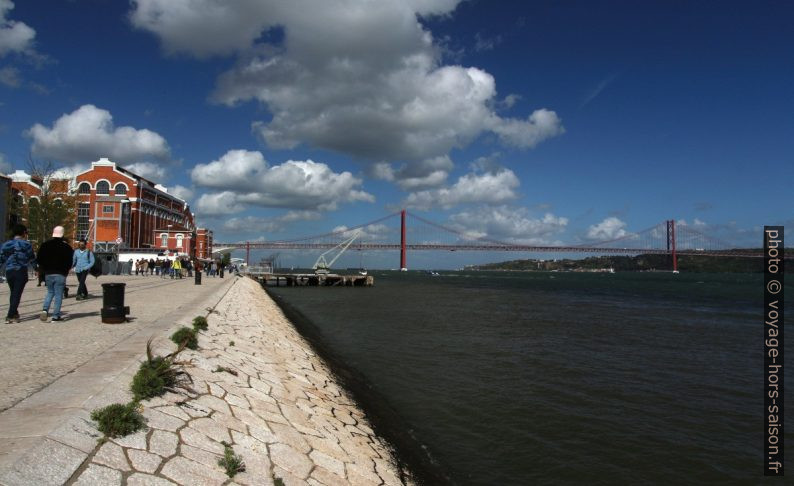 Central Tejo e Ponte 25 de Abril. Photo © André M. Winter