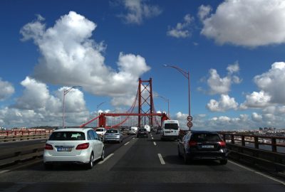 Sur la voie sud-nord du Ponte 25 de Abril. Photo © André M. Winter