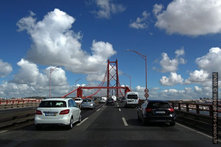 Sur la voie sud-nord du Ponte 25 de Abril. Photo © André M. Winter