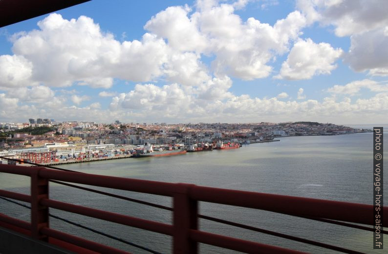 Lisbonne vu du Ponte 25 de Abril. Photo © André M. Winter