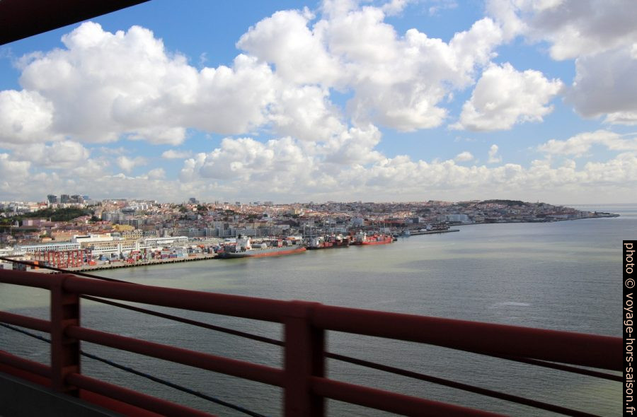 Lisbonne vu du Ponte 25 de Abril. Photo © André M. Winter