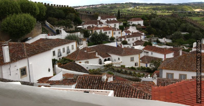 Maisons blanches de la ville Óbidos. Photo © André M. Winter