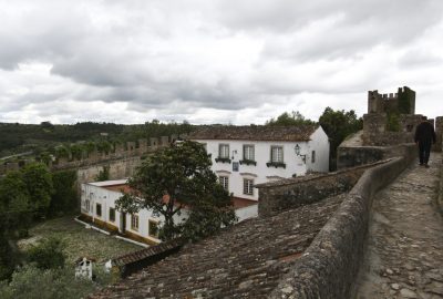 Maison de maître encastré dans les murailles au sud de Óbidos. Photo © André M. Winter