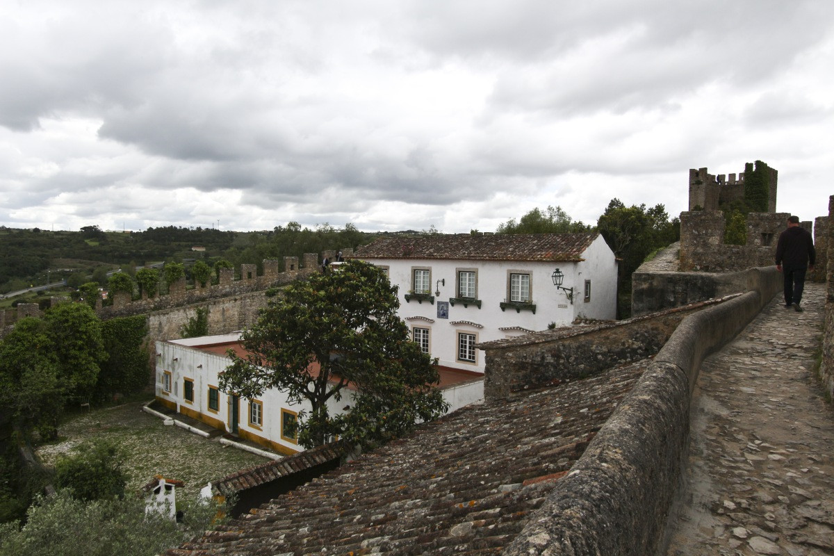 Maison de maître encastré dans les murailles au sud de Óbidos. Photo © André M. Winter
