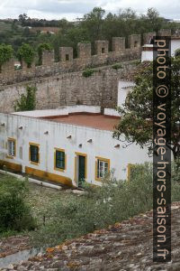 Terrasse d'une maison de maître sous la muraille au sud de Óbidos. Photo © Alex Medwedeff