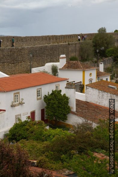 Maisons et jardins intra muros d'Óbidos. Photo © Alex Medwedeff