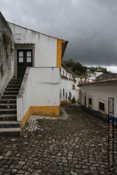 Une ruelle pavée de Óbidos. Photo © Alex Medwedeff