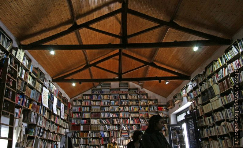 Livres seconde main dans le Mercado Biológico De Óbidos. Photo © André M. Winter