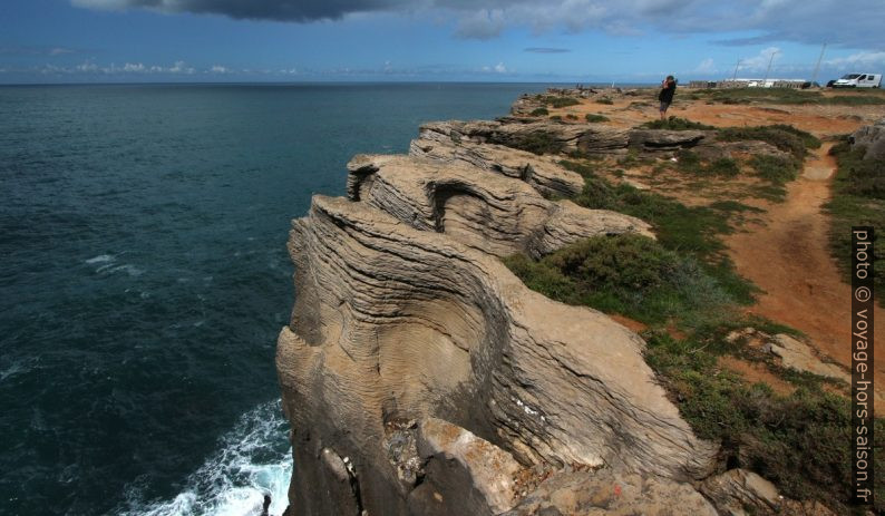 Côte rocheuse érodée au Cabo Carvoeiro. Photo © André M. Winter