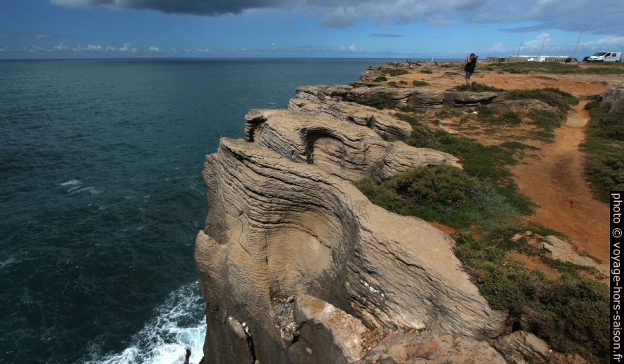 Côte rocheuse érodée au Cabo Carvoeiro. Photo © André M. Winter