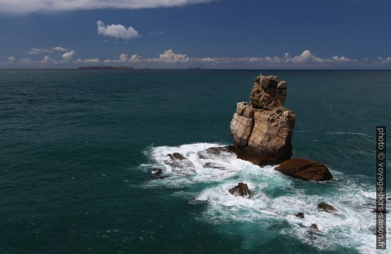 Archipel des Berlengas et le rocher isolé devant le Cabo Carvoeiro. Photo © André M. Winter