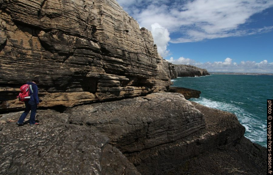 Alex sur une des plateformes naturelles sous le Cap Carvoeiro. Photo © André M. Winter