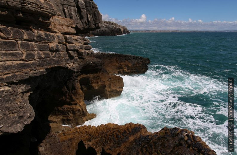 Mer agitée sur les rochers érodés au sud du Cabo Carvoeiro. Photo © André M. Winter