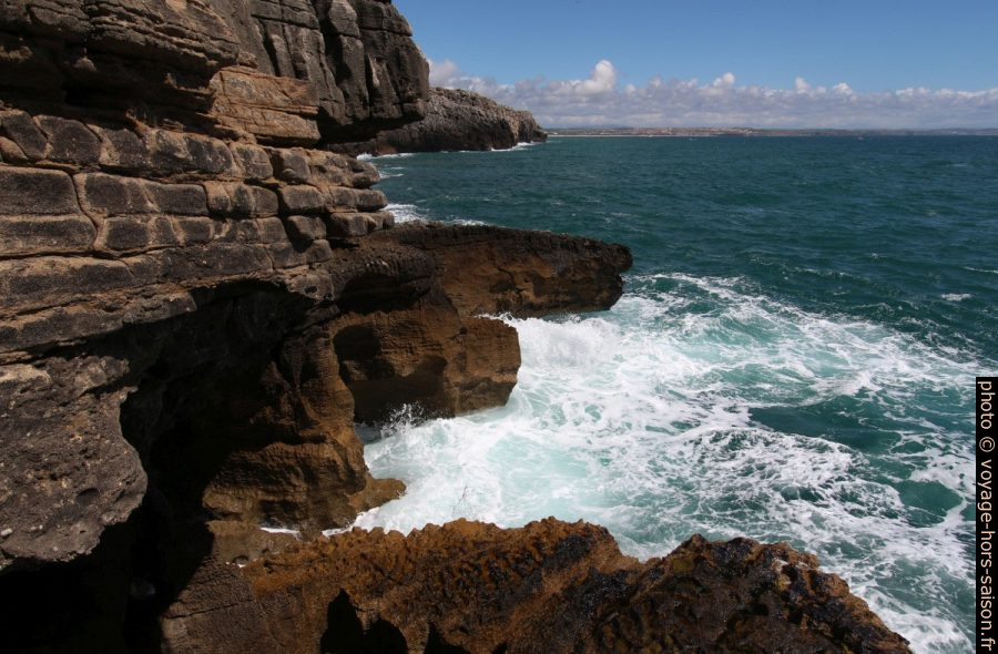 Mer agitée sur les rochers érodés au sud du Cabo Carvoeiro. Photo © André M. Winter
