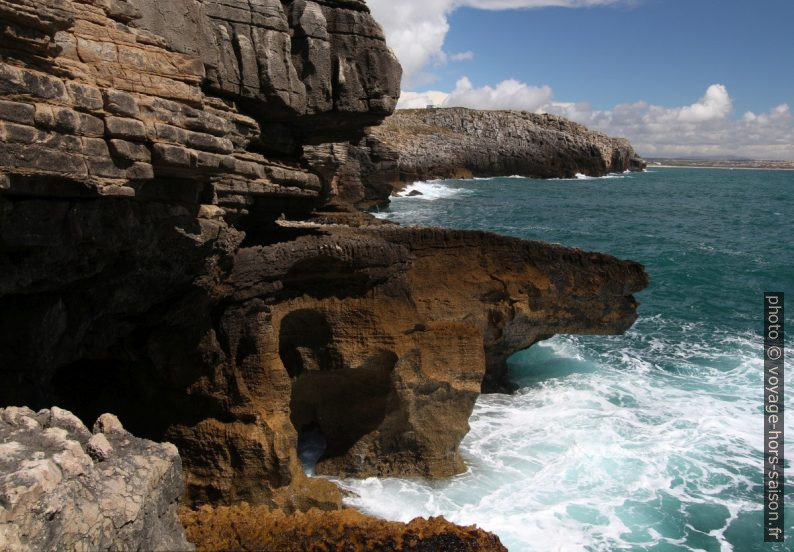 Côte rocheuse érodée au sud du Cabo Carvoeiro. Photo © André M. Winter