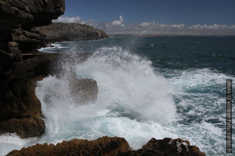 Vagues éclatantes au sud du Cabo Carvoeiro. Photo © Alex Medwedeff