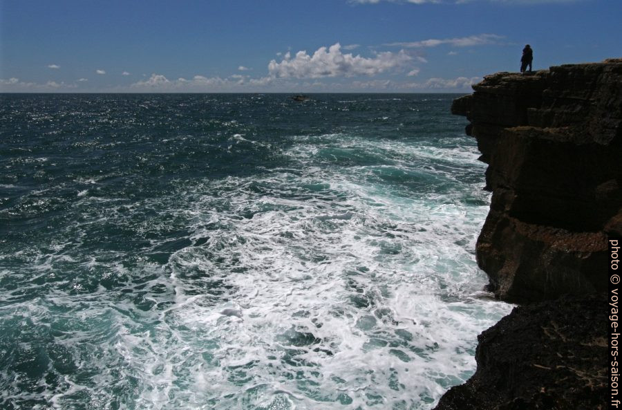 Mer agitée sous la côte rocheuse sud du Cabo Carvoeiro. Photo © André M. Winter